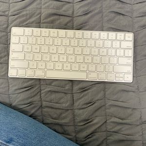 APPLE KEYBOARD